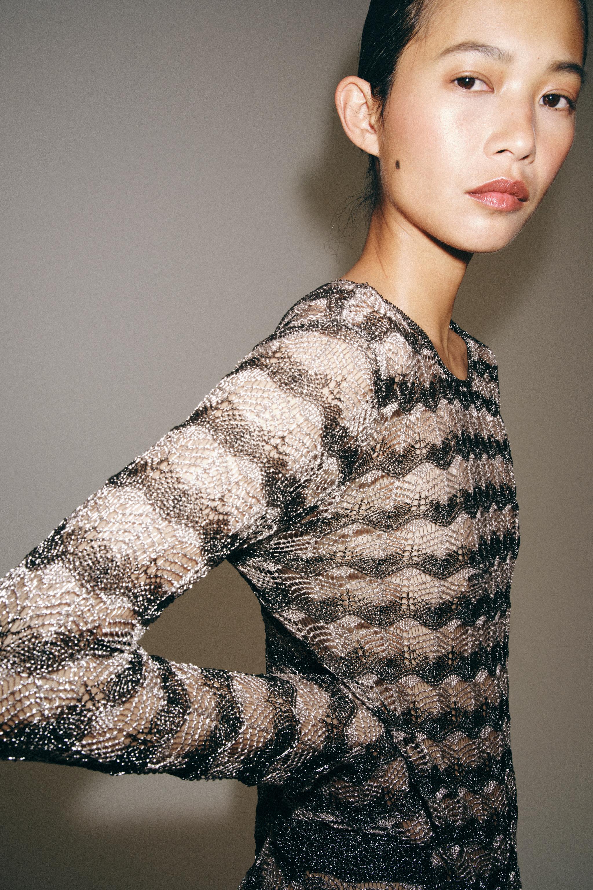 ROBE COURTE EN MAILLE AJOURÉE À FIL MÉTALLISÉ